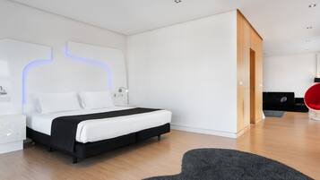 Un dormitorio moderno con cama, mesita de noche y armario.