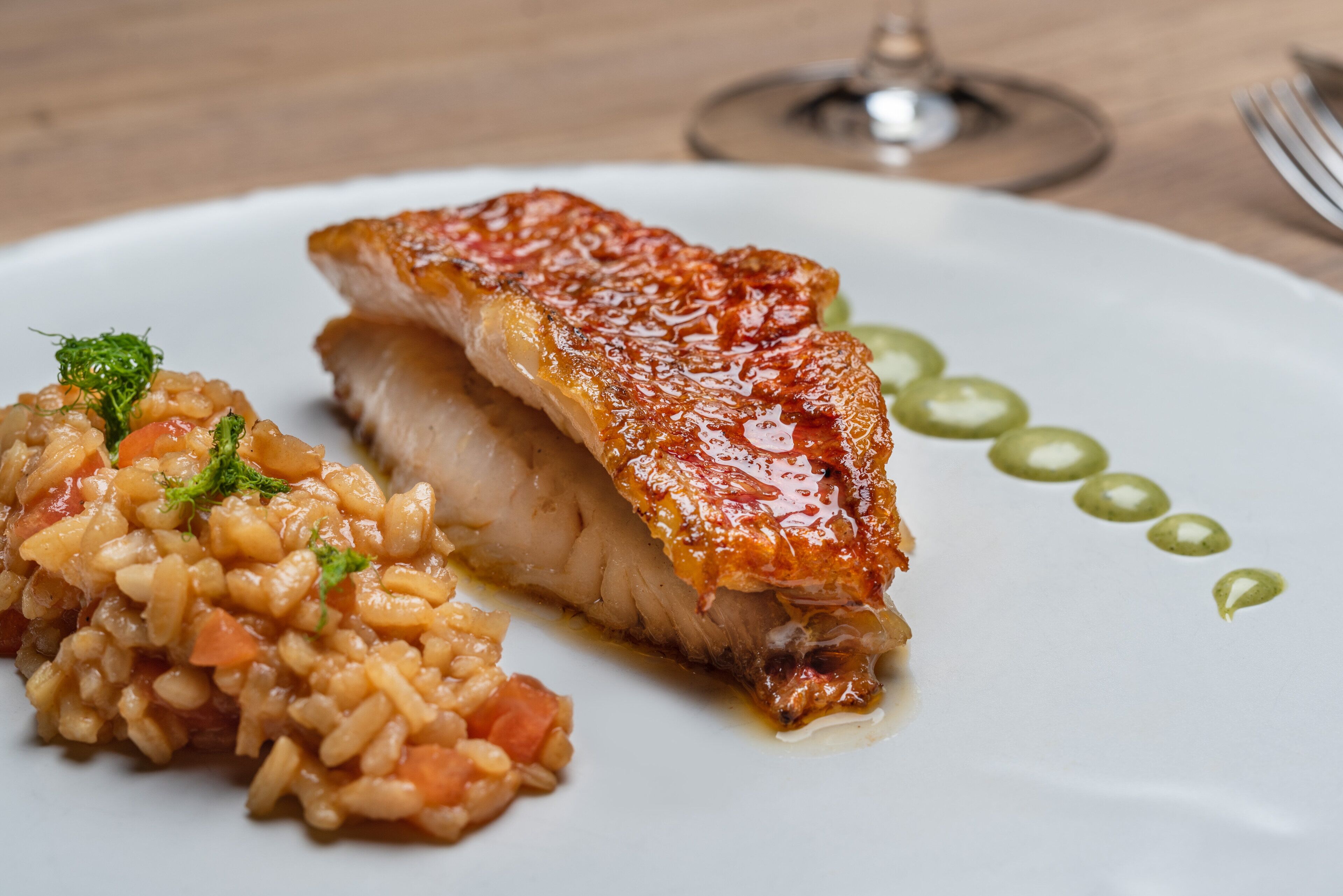 Ein Teller mit einem Stück Glasurfleisch und Reis dazu.
