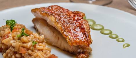 Ein Teller mit einem Stück Glasurfleisch und Reis dazu.