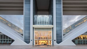 L'entrada de l'Eurostars Palace de Cristal, amb un disseny arquitectònic modern, amb façana de vidre i una escala central.