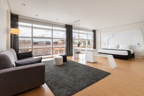 Minibar, safe på rommet, skrivebord og lydisolert