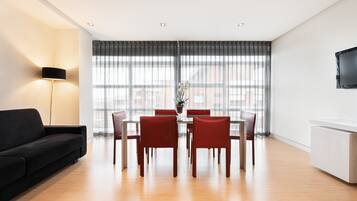 Familie suite (Executive) | Een minibar, een kluis op de kamer, een bureau, geluiddichte muren