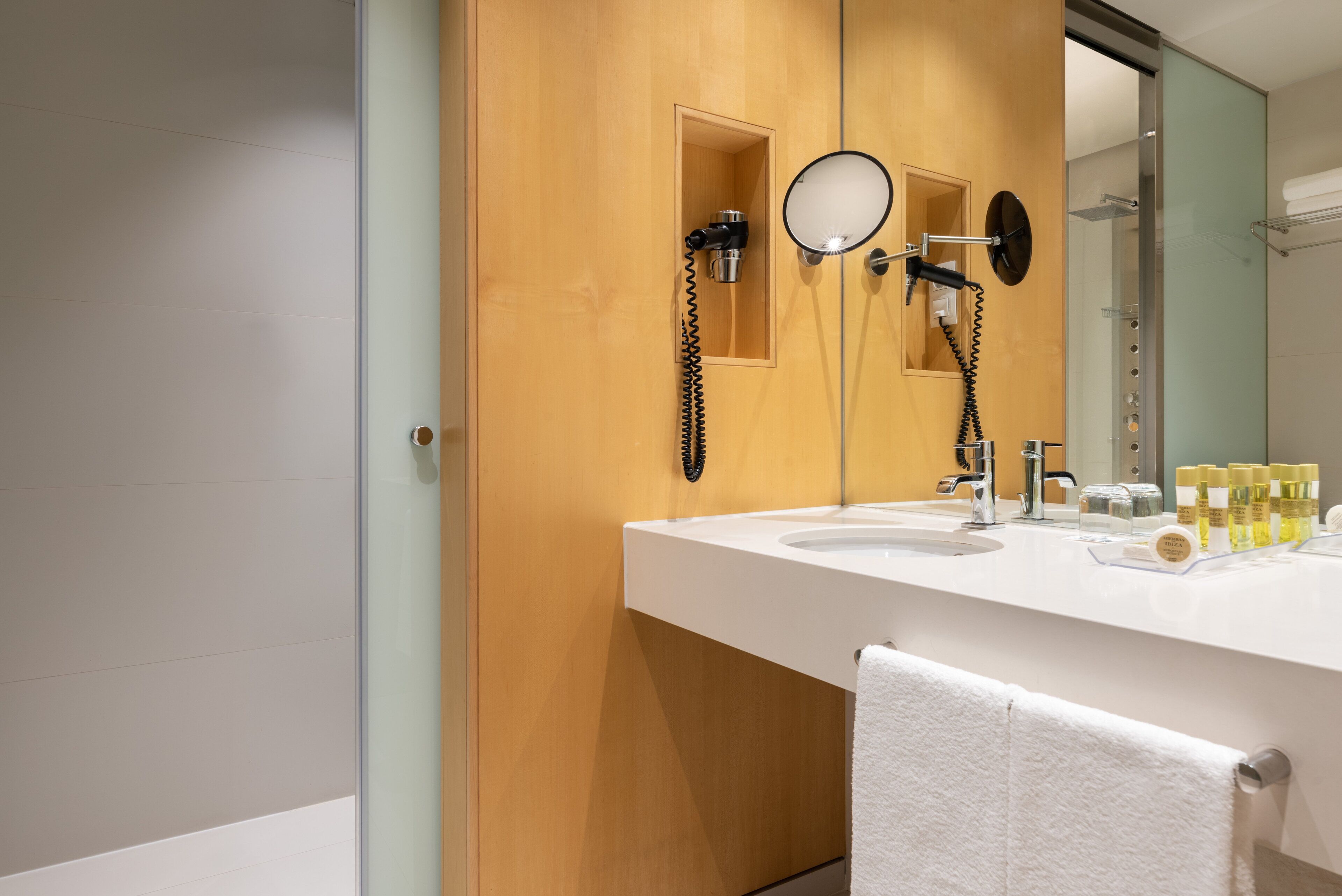 combined shower/bathtub, deep-soaking bathtub, eco-friendly toiletries