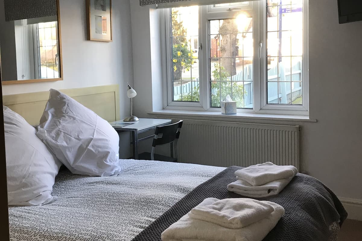 Escritorio, wifi gratis y ropa de cama