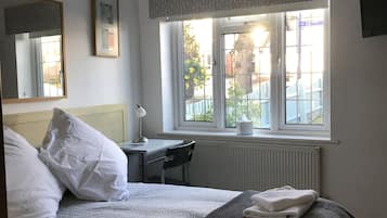 Double Room | Desk, free WiFi, bed sheets