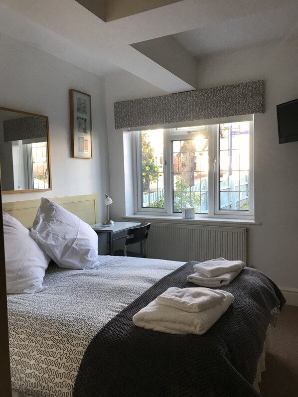 Double Room | Desk, free WiFi, bed sheets