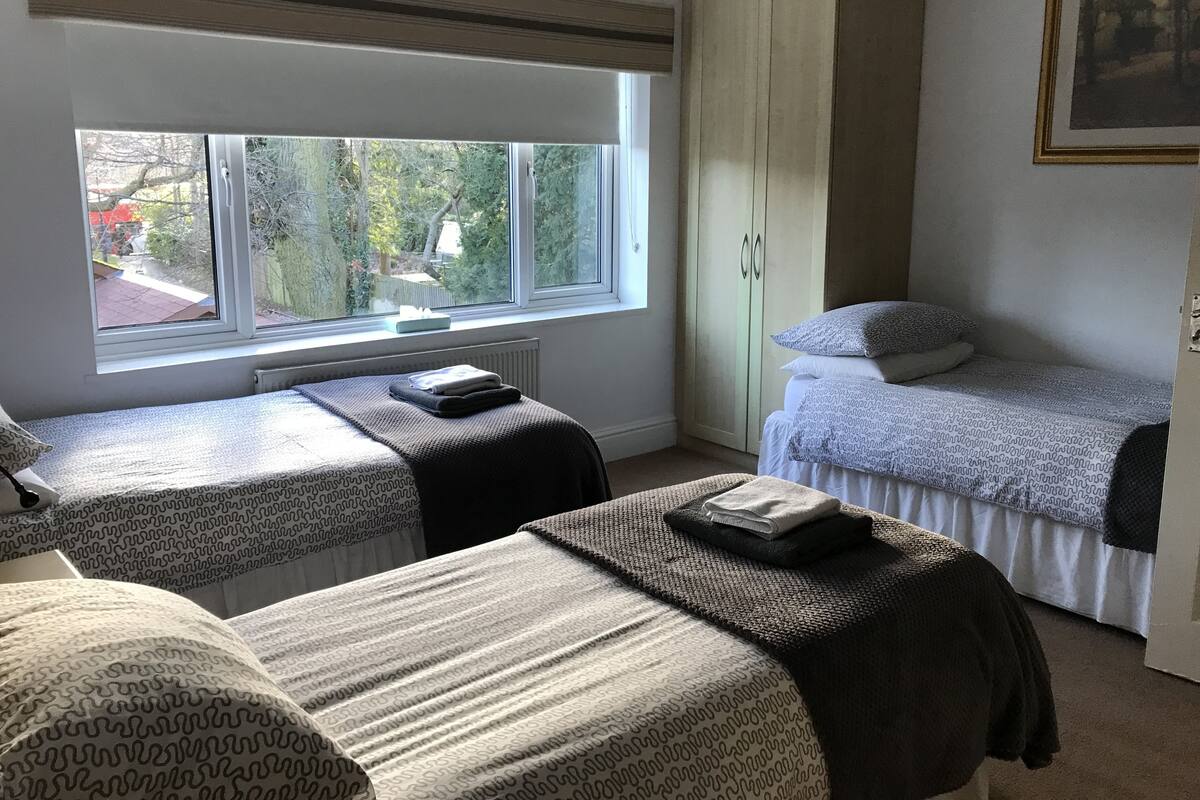 Escritorio, wifi gratis y ropa de cama