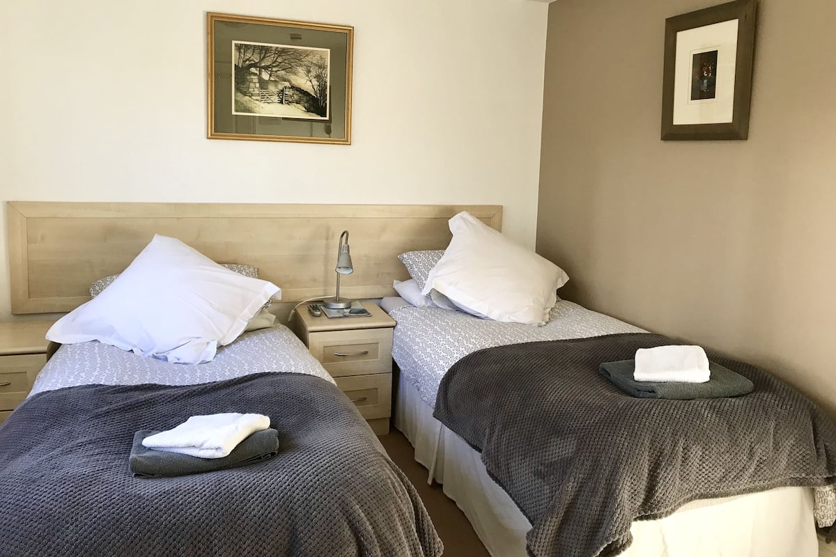 Habitación con 2 camas individuales | Escritorio, wifi gratis y ropa de cama