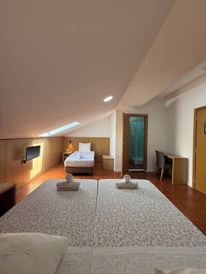Classic Triple Room, 3 Twin Beds, Non Smoking, Private Bathroom | In-room safe, individually furnished, free WiFi, bed sheets