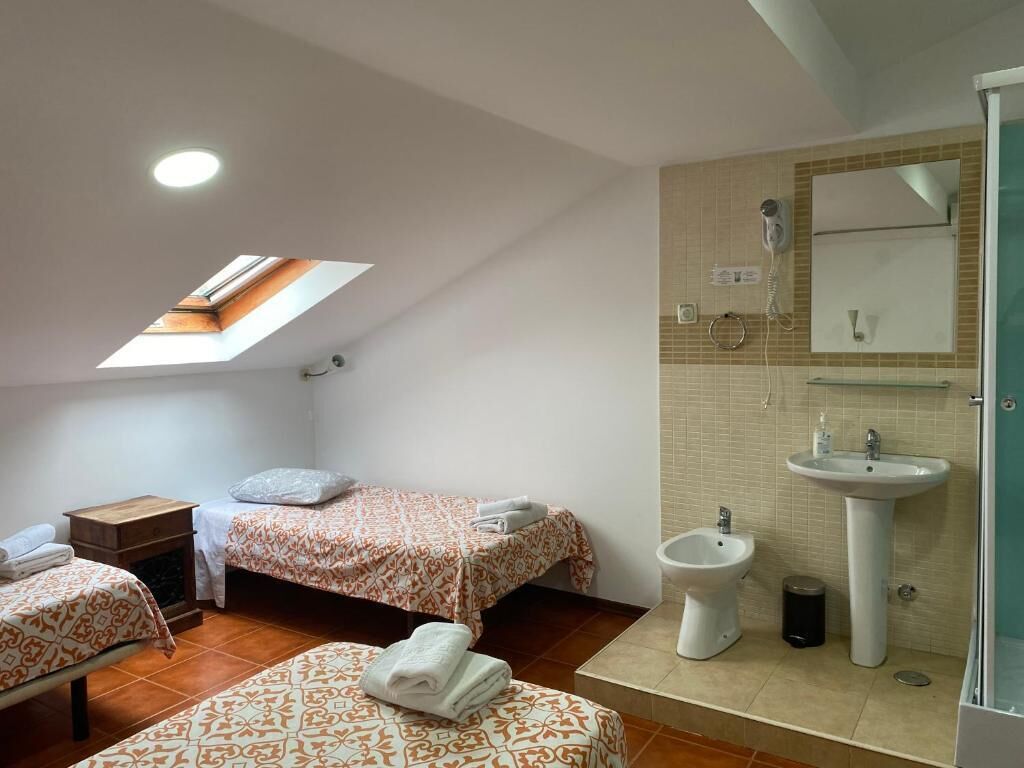 Basic Triple Room, Shared Bathroom | WiFi (free), individually furnished, bed sheets