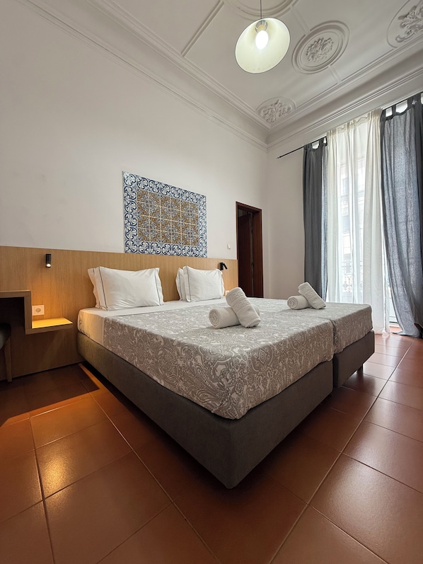 In-room safe, individually furnished, free WiFi, bed sheets - Pouso Dos Anjos (Lisbon)