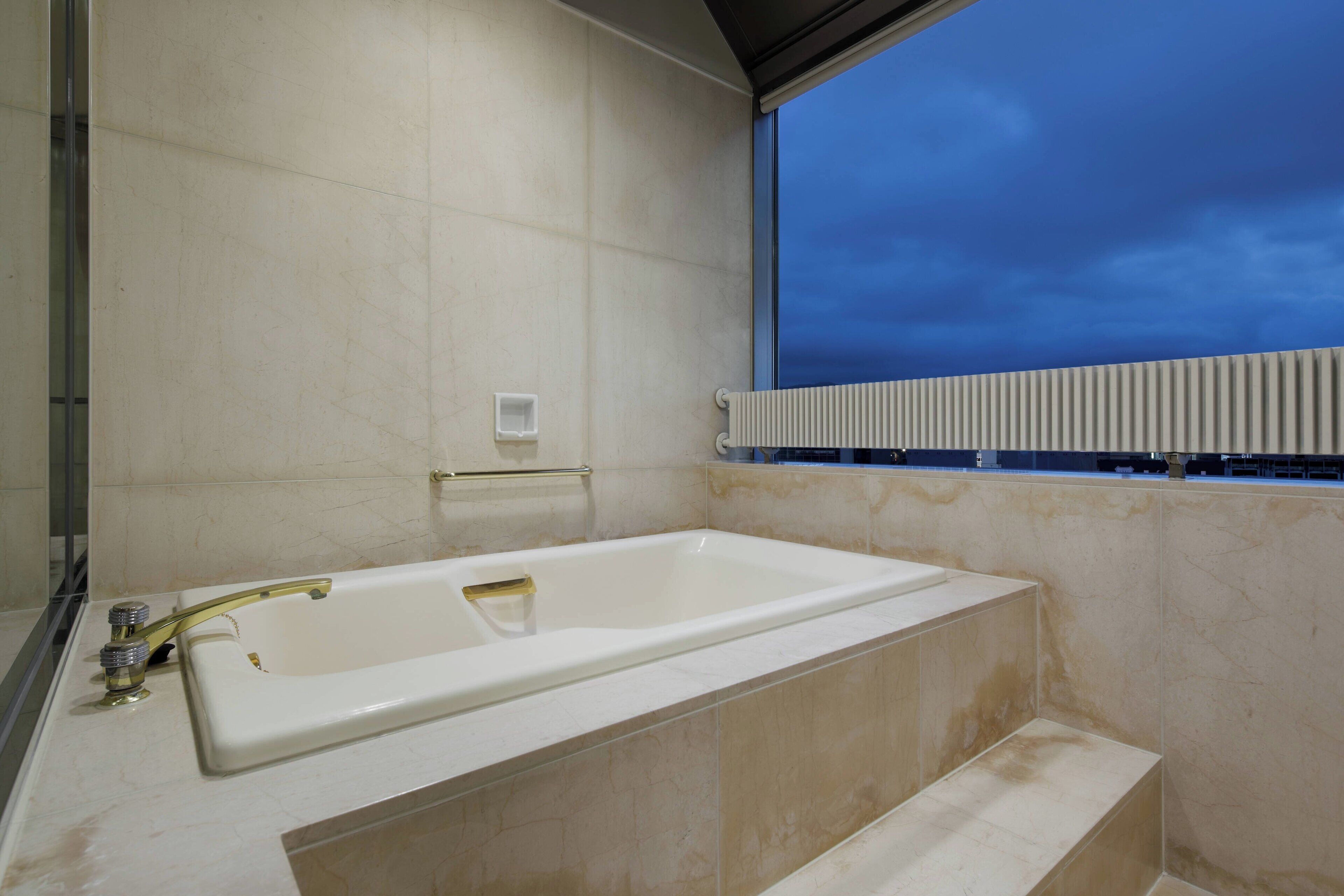 combined shower/bathtub, deep-soaking bathtub, free toiletries