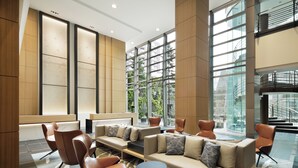 A spacious lobby with high ceilings, large windows, and modern seating arrangements. - Fairfield by Marriott Sapporo (Sapporo)