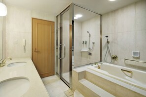 وحدات دش مع أحواض استحمام، حوض استحمام عميق