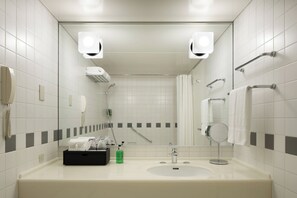 Combined shower/bathtub, deep-soaking bathtub, free toiletries - Fairfield by Marriott Sapporo (Sapporo)