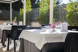 Breakfast, lunch and dinner served  - Hotel Zenit Salento (Lecce)
