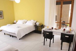 In-room safe, desk, iron/ironing board, cots/infant beds - Hotel Zenit Salento (Lecce)