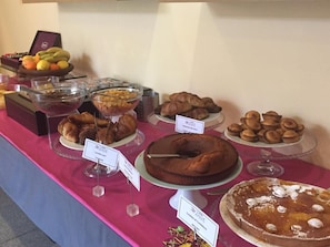 Breakfast, lunch and dinner served  - Hotel Zenit Salento (Lecce)