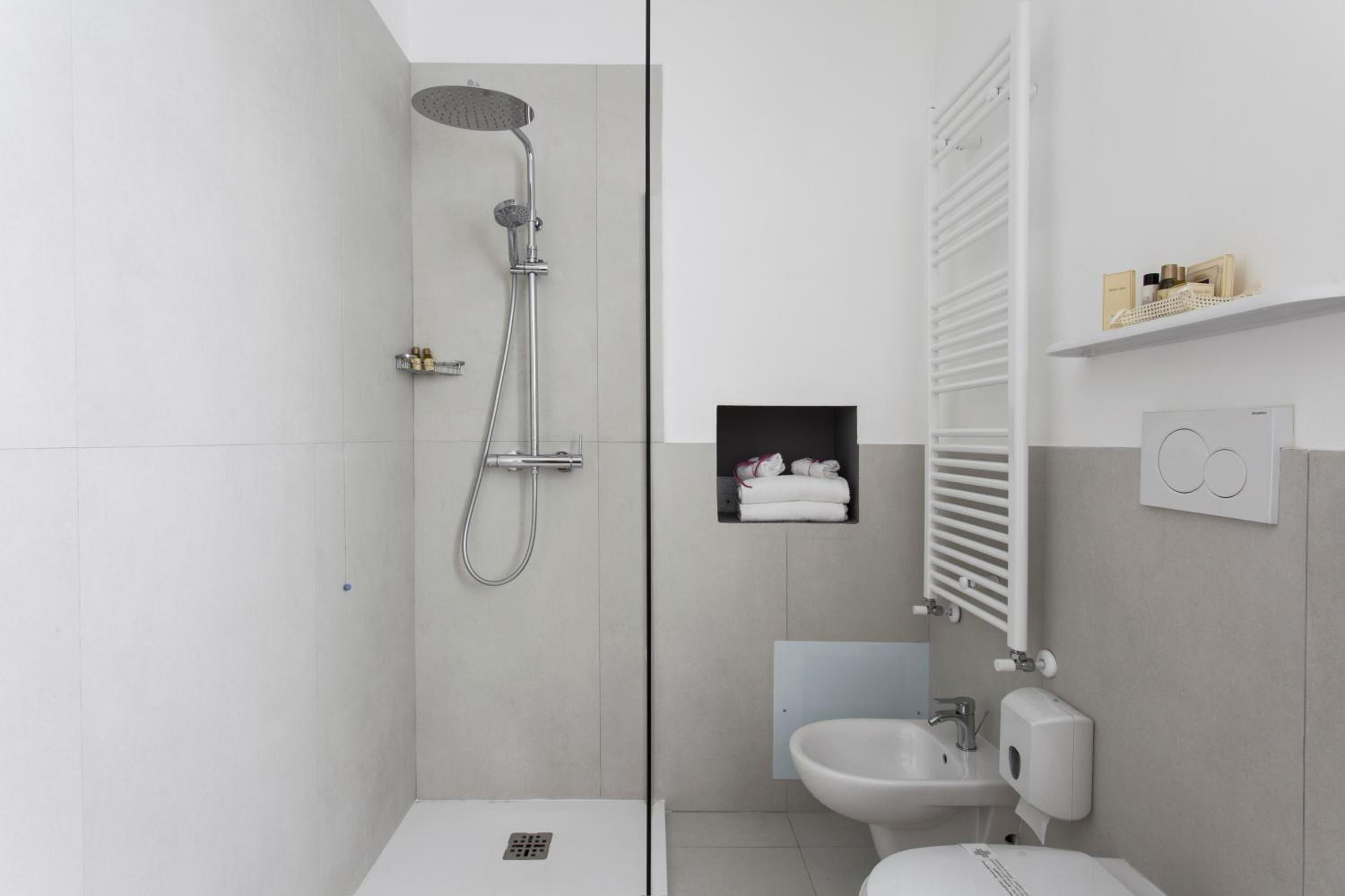 Een douche, gratis toiletartikelen, een haardroger, een bidet