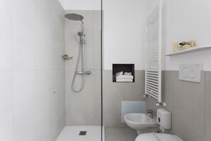 Shower, free toiletries, hair dryer, bidet - Hotel Zenit Salento (Lecce)
