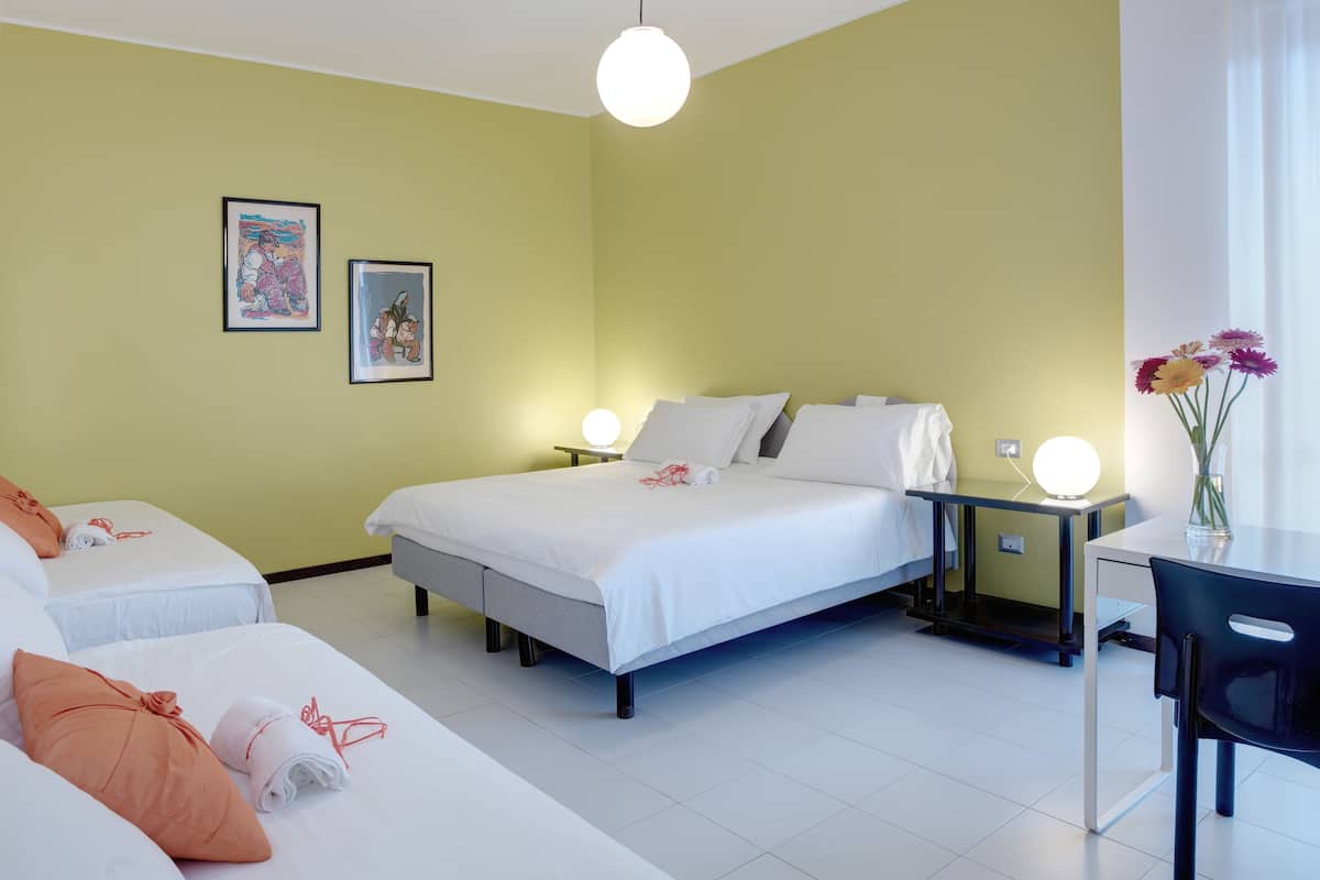 In-room safe, desk, iron/ironing board, cribs/infant beds