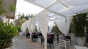 Se sirven desayunos, comidas, cenas y cocina italiana