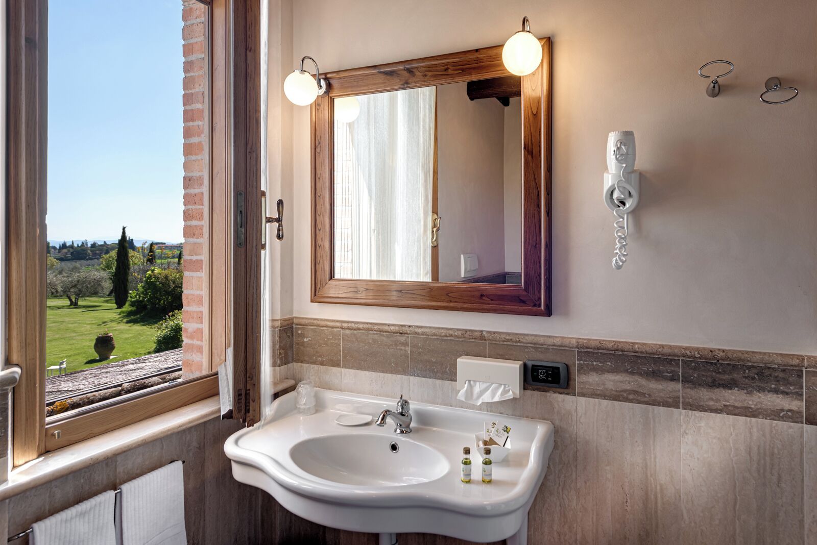 standard suite, 1 double bed | bathroom | free toiletries, hair dryer, bidet, towels