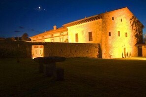 Vista frontal de la propiedad por la tarde o noche