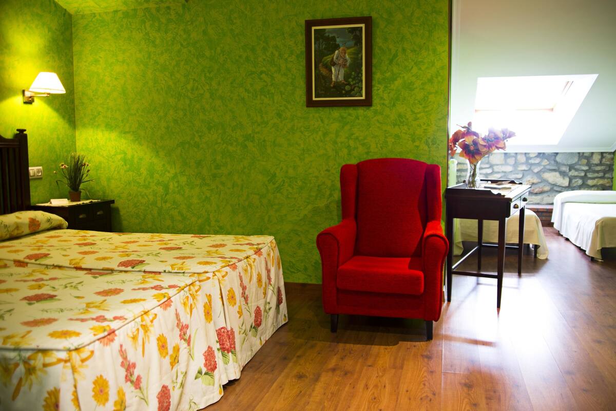 Habitación cuádruple | Cortinas opacas, camas supletorias, wifi gratis