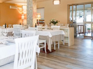 Déjeuner et dîner servis sur place, restauration en plein air