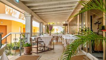 Ofereix taules a l'aire lliure i s'hi serveixen dinars i plats de pizza