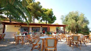 Melayani makan siang dan makan malam dengan sajian masakan lokal