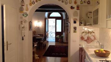 Fridge, coffee/tea maker