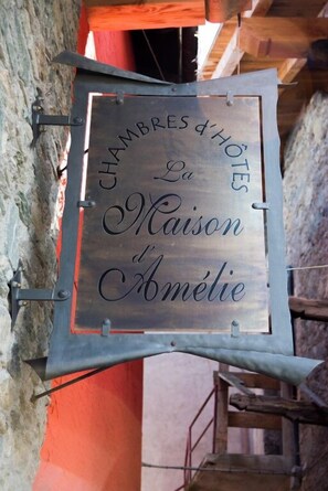 A sign with the text "CHAMBRES d'HÔTES La Maison d'Amélie" mounted on a metal structure. - La Maison d'Amelie (Fenis)