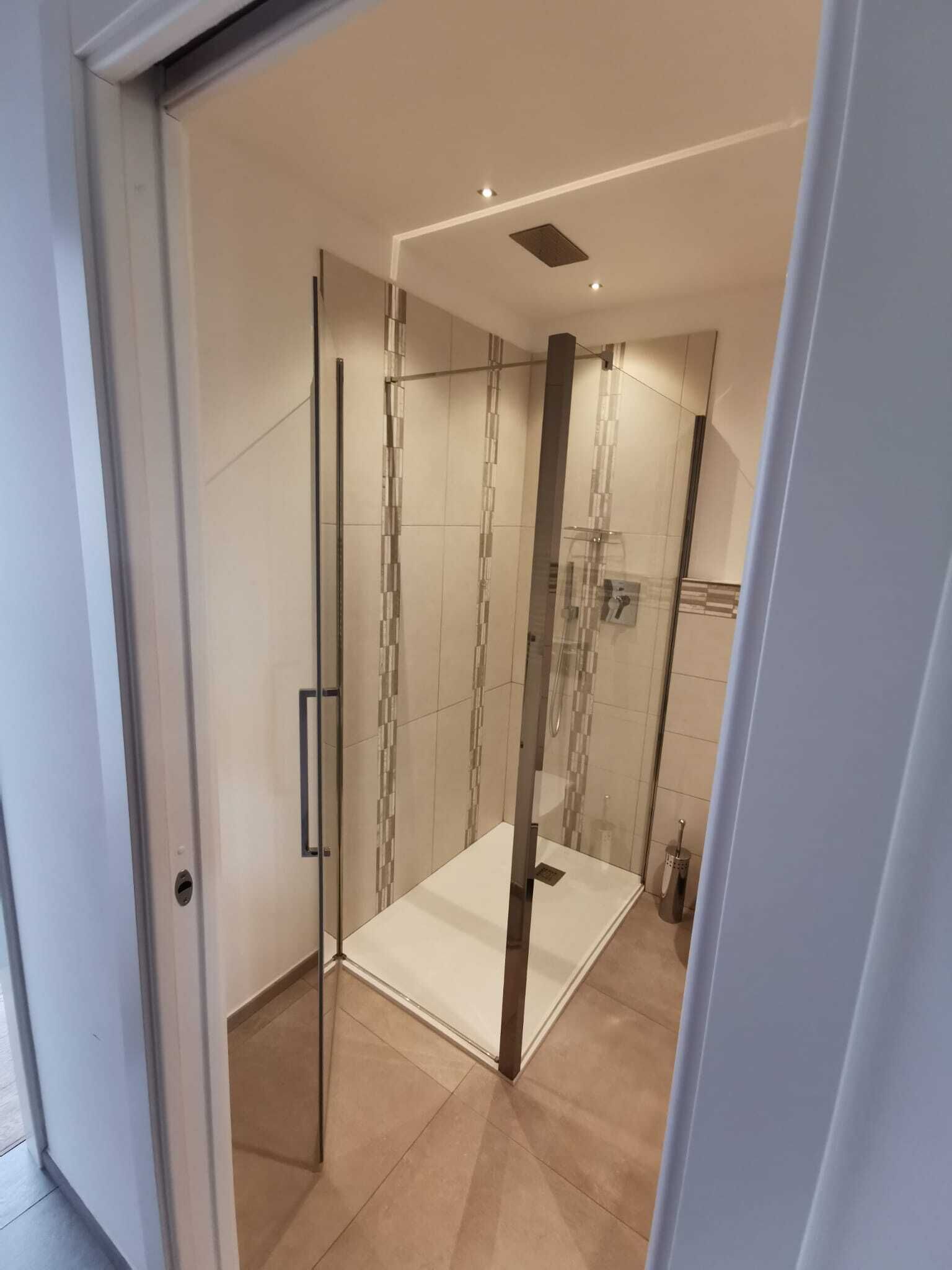 Deluxe-Apartment, 1 Schlafzimmer, Erdgeschoss | Badezimmer | Dusche, Haartrockner, Handtücher