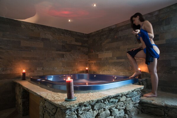 Indoor spa tub - La Maison d'Amelie (Fenis)