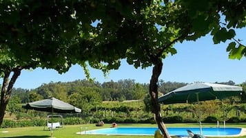 Una piscina al aire libre de temporada