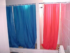 Camera familiare, letti multipli, bagno privato | Bagno | Doccia, soffione a pioggia, bidet, asciugamani