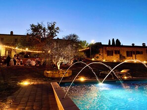 季节性开放的室外游泳池