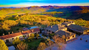 A rural estate with traditional stone buildings, a swimming pool, and expansive views of the countryside. - LaChiusa Tuscany (Torrita di Siena)