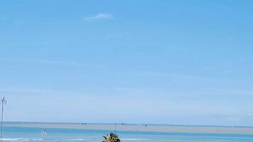 Tweepersoonskamer, terras, uitzicht op zee | 1 slaapkamer, luxe beddengoed, een minibar, een kluis op de kamer