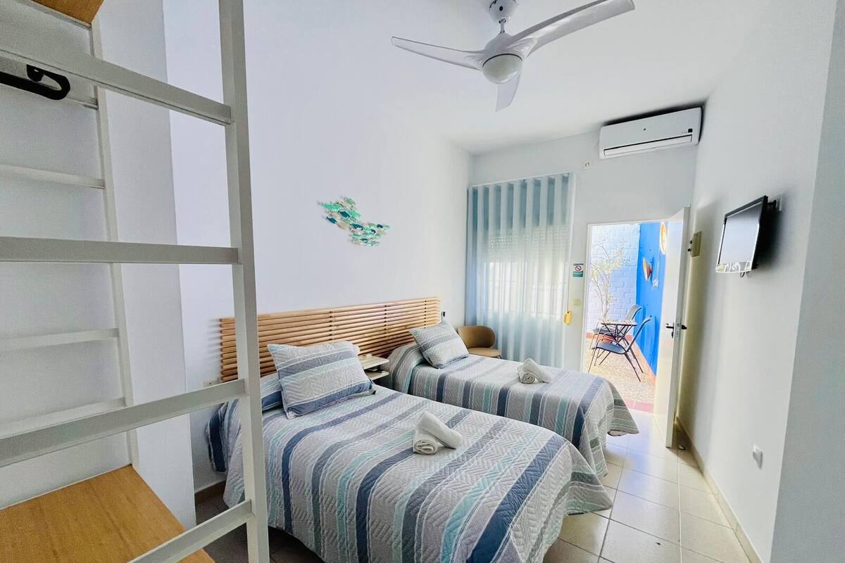 Standard Room, 2 Twin Beds | Premium bedding, minibar, in-room safe, individually decorated