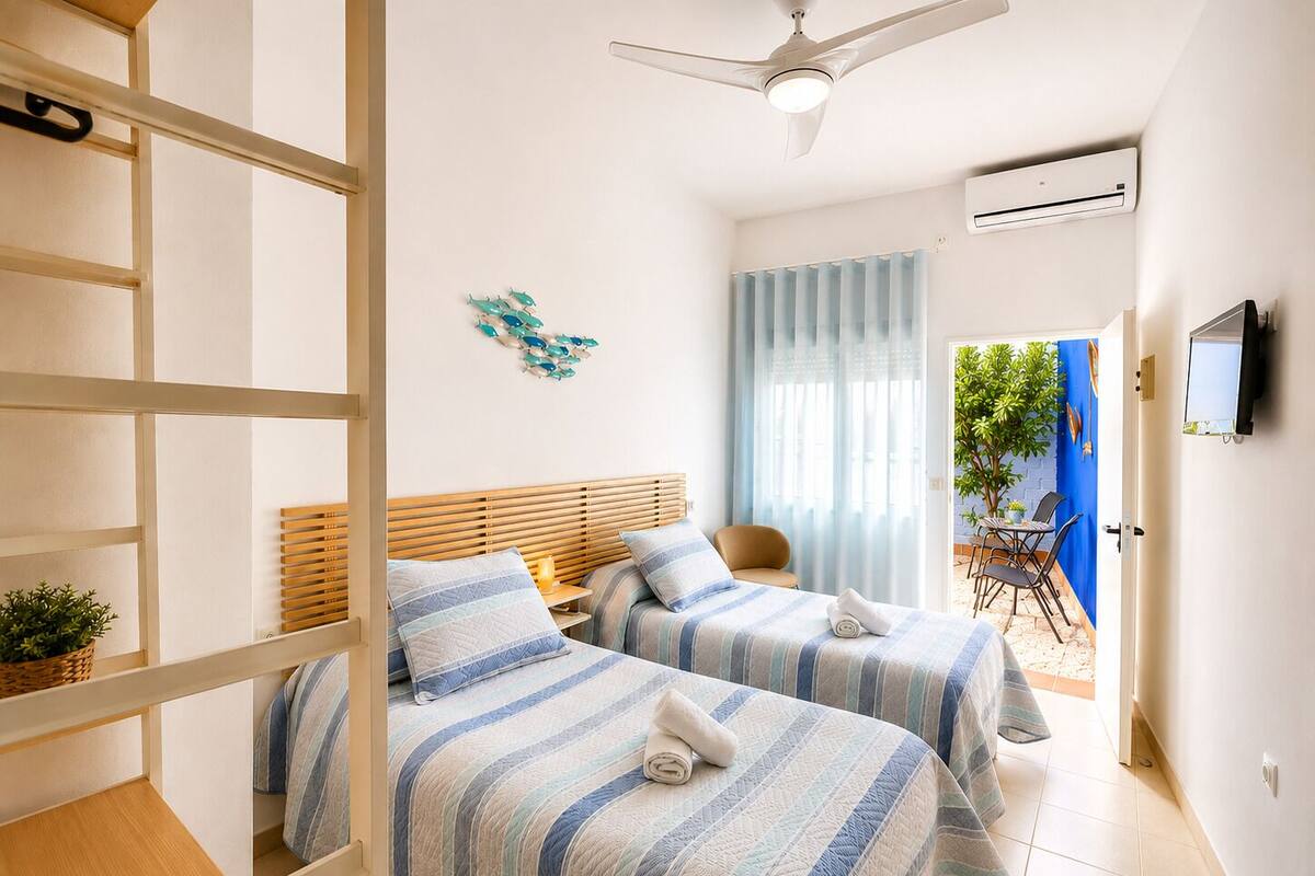Standard Room, 2 Twin Beds | Premium bedding, minibar, blackout drapes, WiFi (free)