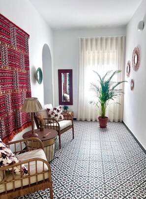 Rom – standard, 2 enkeltsenger | Oppholdsområde | LED-TV