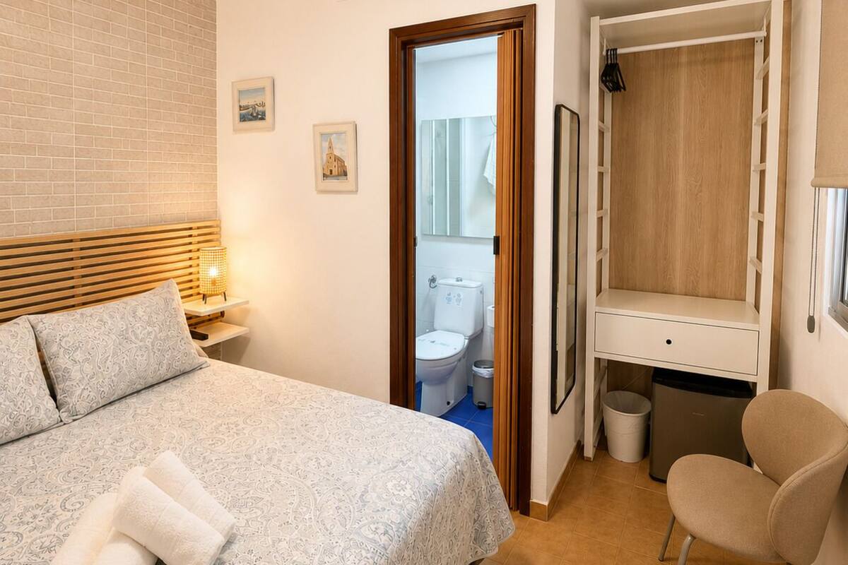 Single Room | Premium bedding, minibar, blackout drapes, WiFi (free)