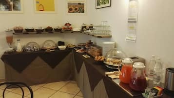 Montaje de un bufé de desayuno con diversas opciones de comida y bebidas.
