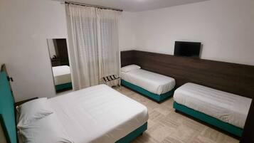 Quadruple Room | Desk, free WiFi, bed sheets, wheelchair access