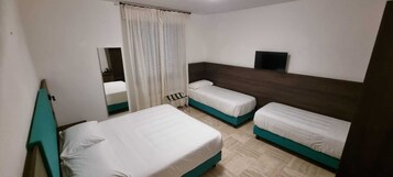 Quarto quádruplo | Escrivaninha, Wi-Fi de cortesia, roupa de cama