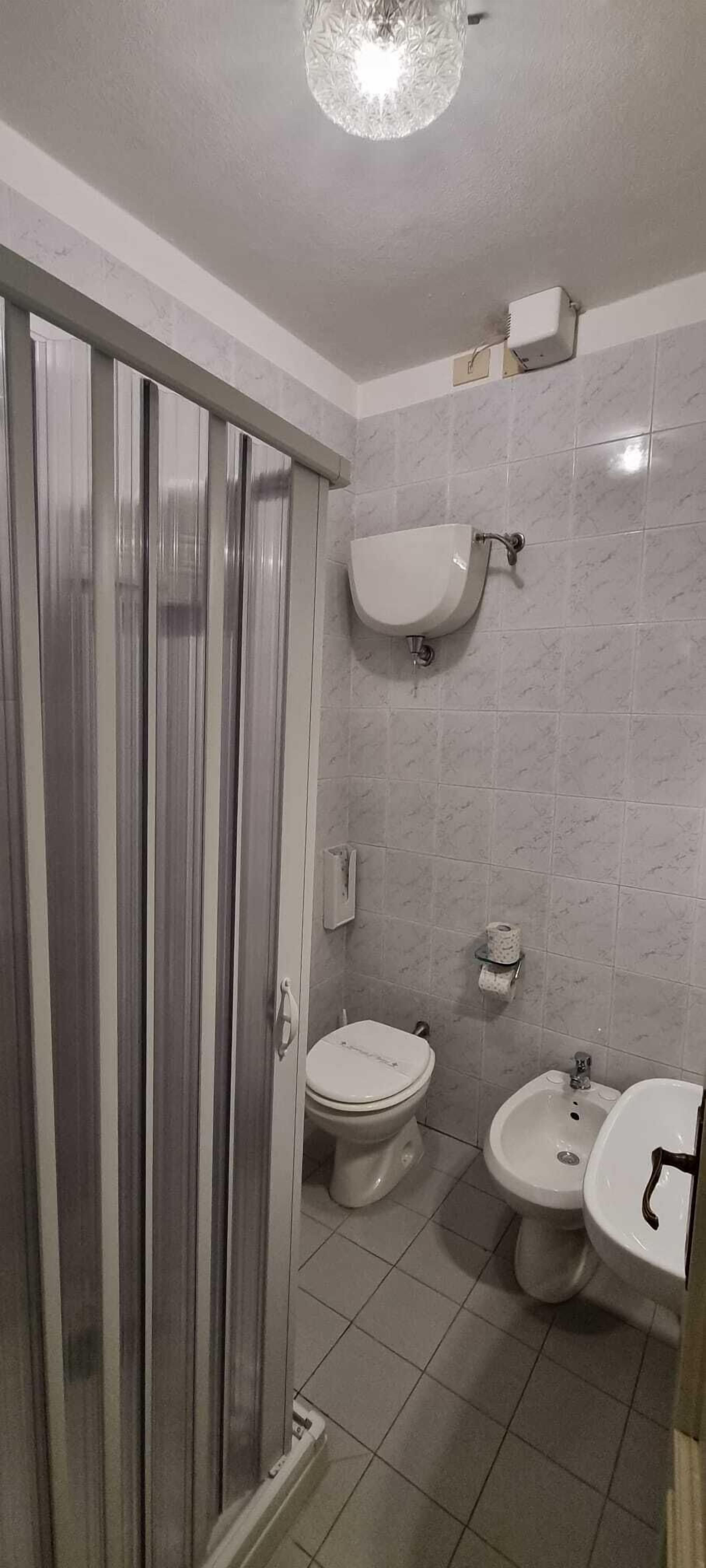 single room | bathroom | shower, free toiletries, bidet, towels