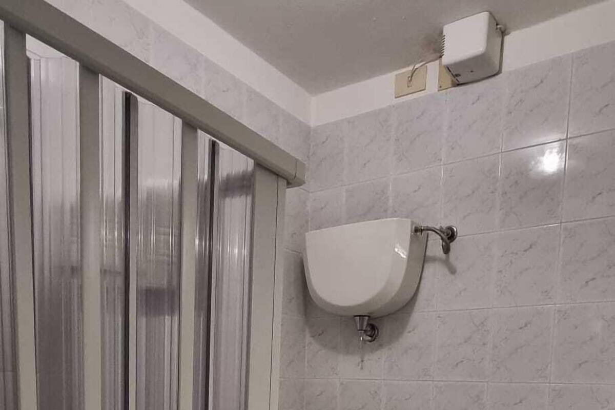 single room | bathroom | shower, free toiletries, bidet, towels